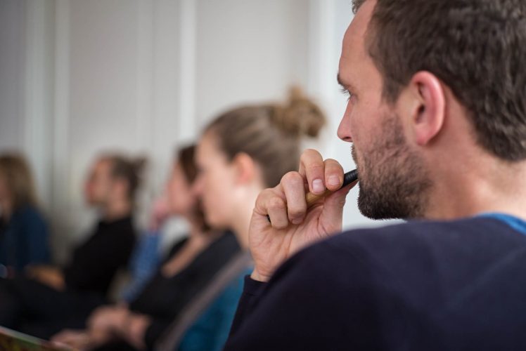 Tijdens de workshop Spreken met Impact leer je een aantal basiselementen van de opleiding Spreken met Impact. In de Workshop Go Storytelling zet je de eerste stap met storytelling en de why van het verhaal dat je wereld in wilt brengen.